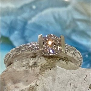 NEW Elegant Solitaire Brilliant Diamond in 10KWG